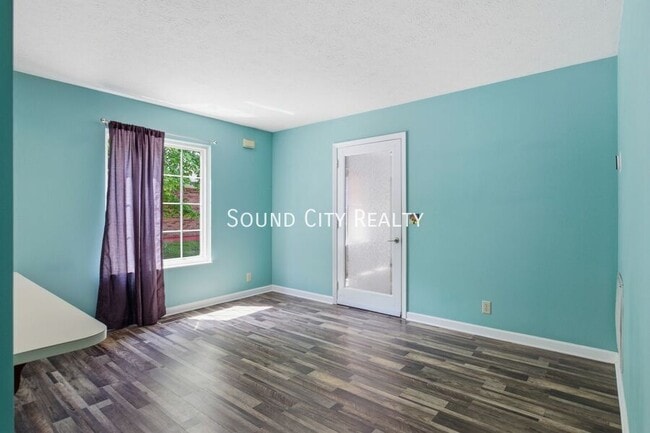 Building Photo - 7016 Bonnalake Dr