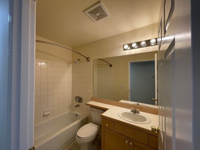 Building Photo - Sammamish - 3 BR, 2 BTH ground floor condo...