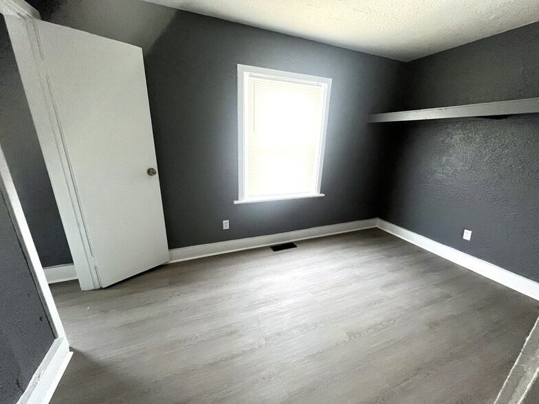 Building Photo - 909 W 17th St