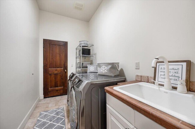Building Photo - 6750 Golden Pheasant Ln