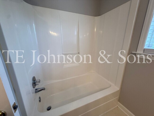 Building Photo - Spacious 3 Bedroom Home with Primary Suite on Main Level in Camden Forest