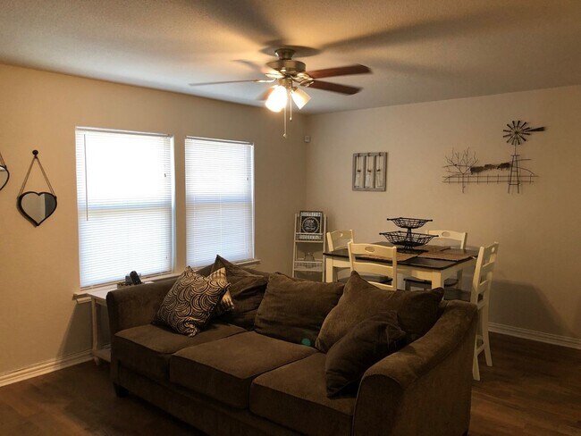 Building Photo - Move in Ready - 3 bedroom 2 bath 1 car garage