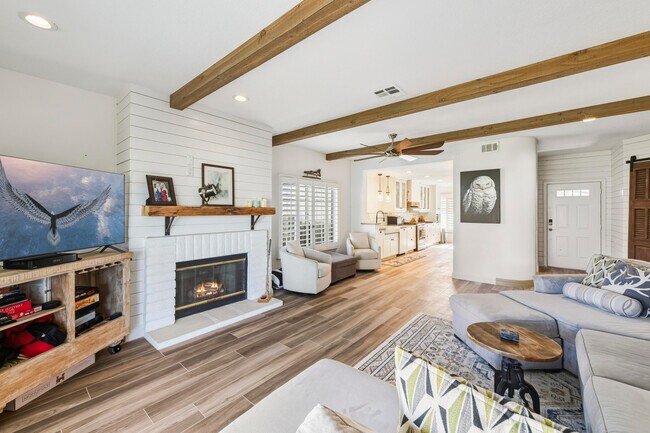 Building Photo - 289 Vista Royale Cir W