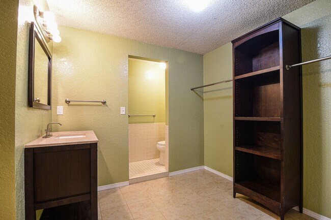 Building Photo - Shoreline Two Bedroom Condo
