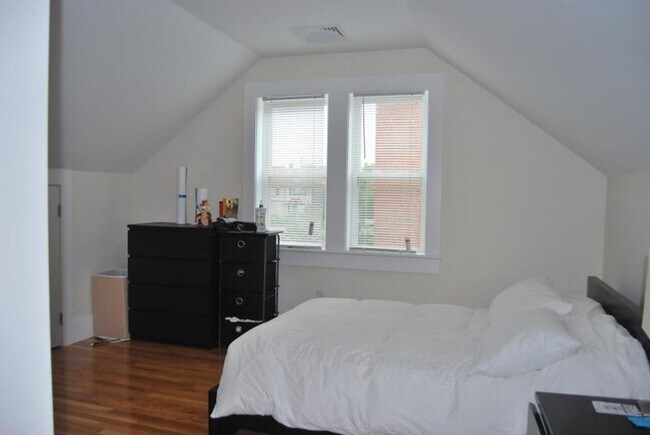 Building Photo - 10 Larose Pl