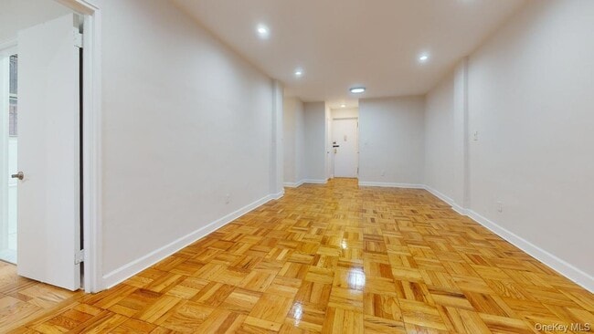 Building Photo - 66-15 Thornton Pl