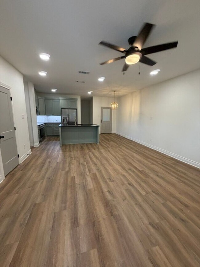 Building Photo - 305 Live Oak St