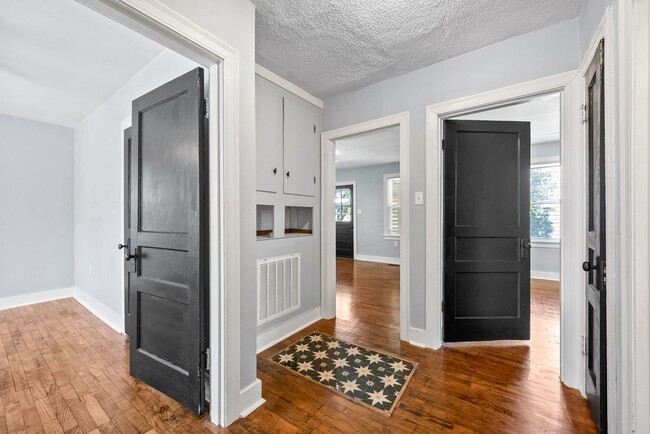 Building Photo - 2 Bedroom Home For Rent Near Madison Street!