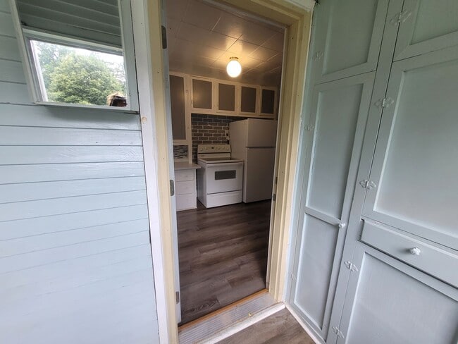 Building Photo - Two Bedroom near the Iowa State Fairgrounds!