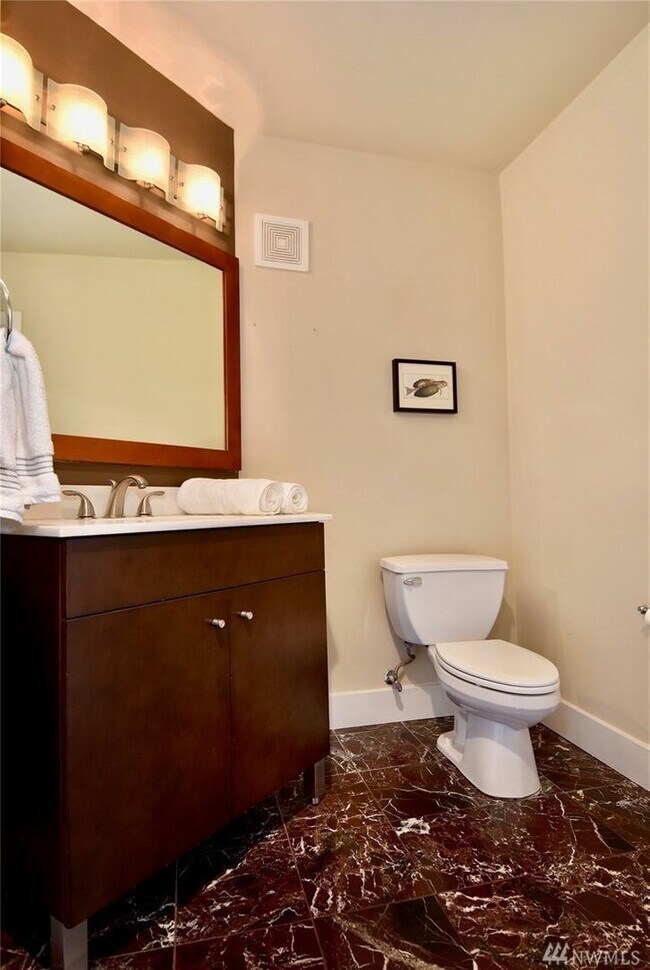 Building Photo - Spacious 1bd/1.5ba Condo in Belltown!