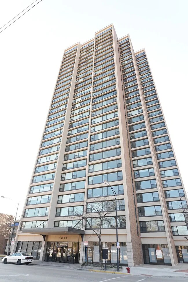 Building Photo - 1850 N Clark St