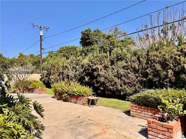 Building Photo - 202 S Barbara Way