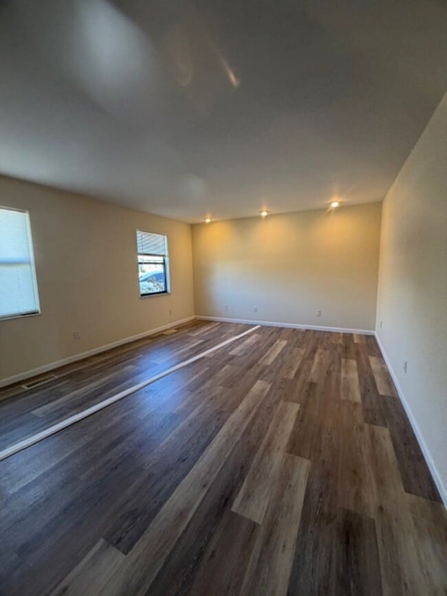 Building Photo - 2 Bedroom Duplex close to I -140 Contact Debra Johnson (865) 591-8281