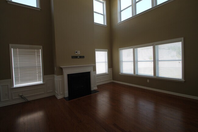 Building Photo - 1112 Jasmine Dr