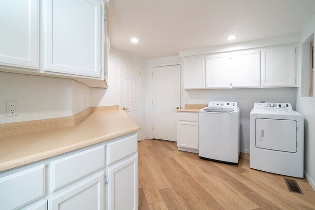 Building Photo - 4530 Red Fox Ln