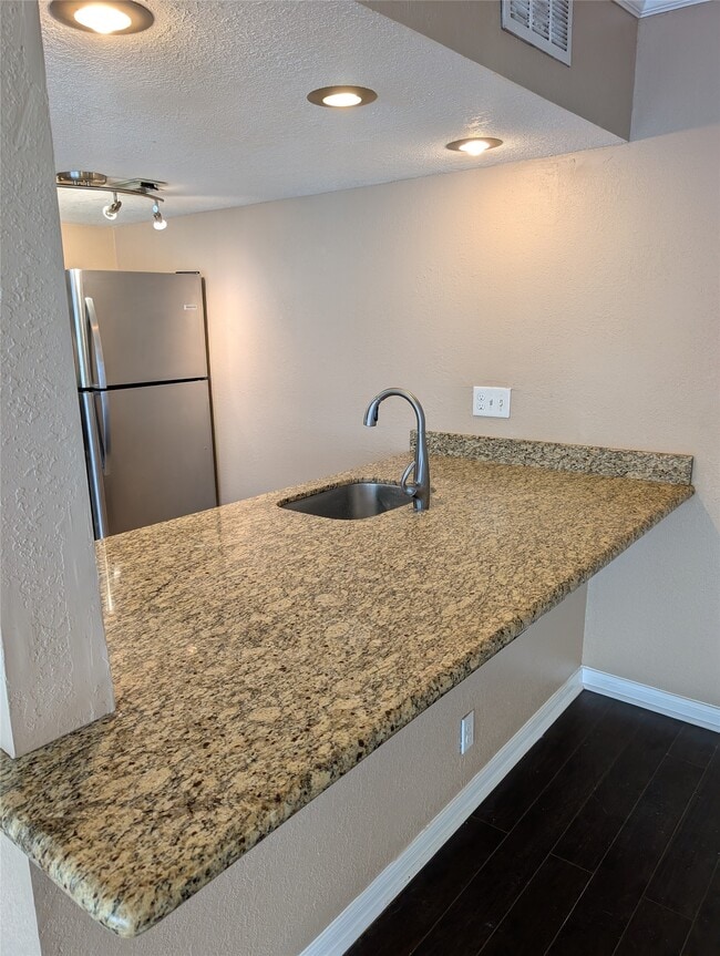 Building Photo - 2503 McCue Rd