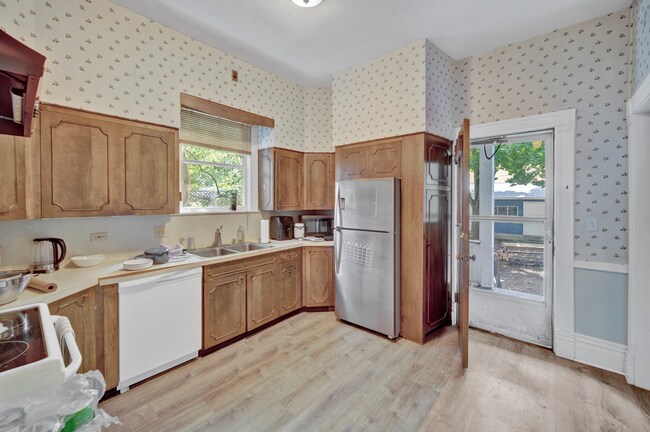 Building Photo - 2142 Maple Ave