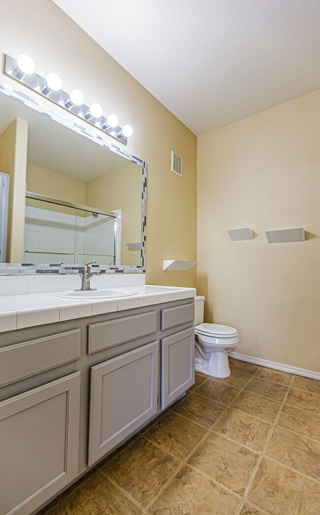 Building Photo - Upstairs condo in gated community