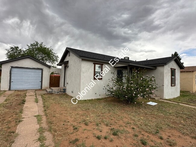 Building Photo - Updated and spacious 2 bedroom/1 bathroom house with detached 1 car garage.