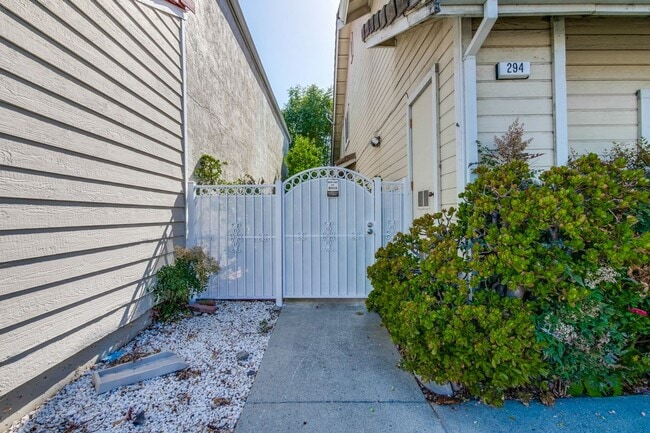 Building Photo - Hardwood Floors- A/C- Full Bedroom and Bath on First Floor: Fresh Paint