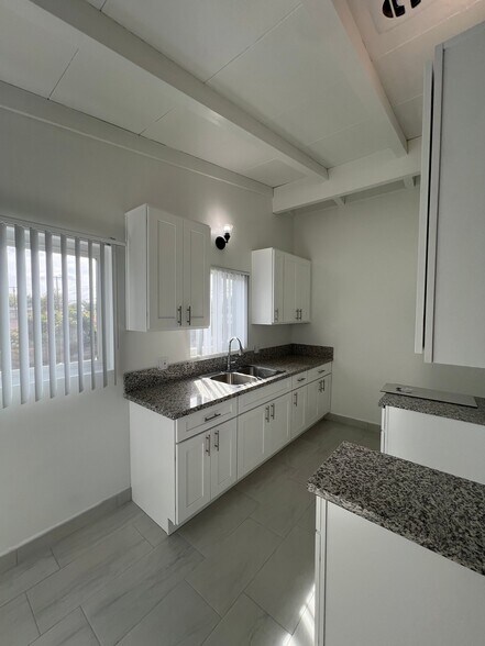 Building Photo - 1102 W Broadway