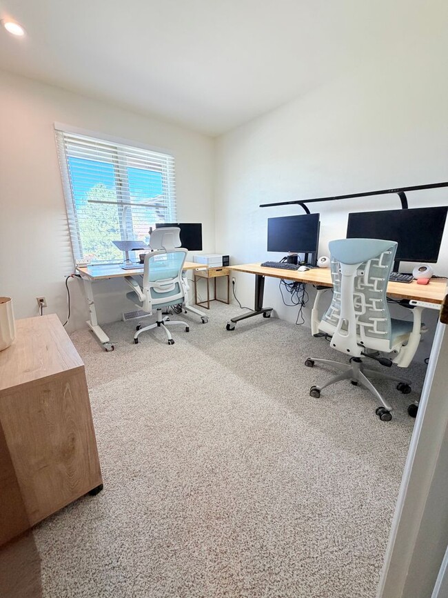 Building Photo - Beautiful Spacious Fox Farm Home