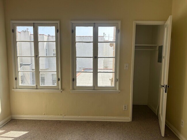 Building Photo - 1062 Masselin Ave