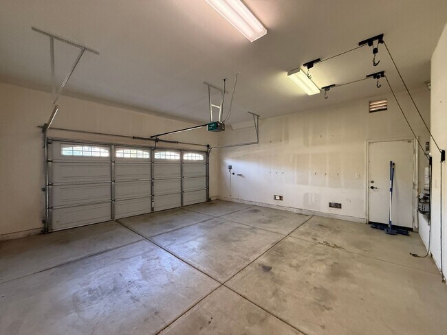 Building Photo - Centrally Located Single Story Home in Traditions