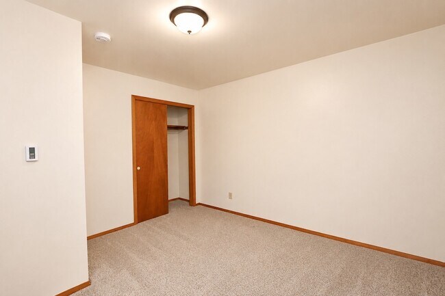 Building Photo - 322 Maple Dr