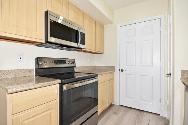 Building Photo - Charming 2nd Floor Unit In Gated Community!