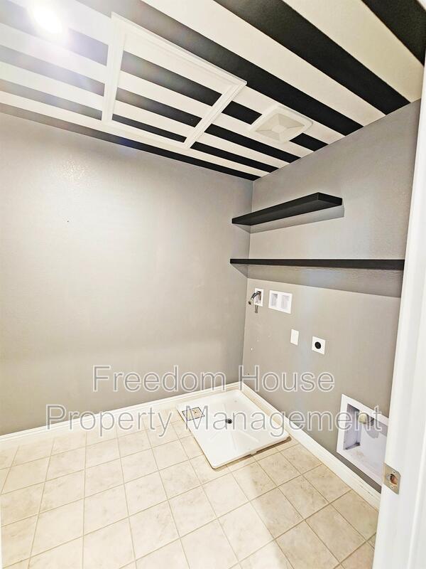 Building Photo - 3821 E Weld Ave