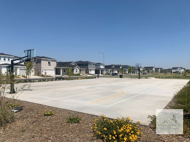 Building Photo - Brand New home in Clovis Unified School District with Solar!