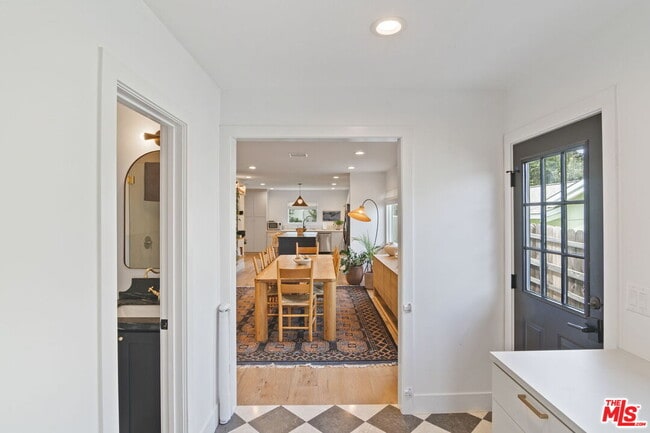 Building Photo - 5664 Coliseum St