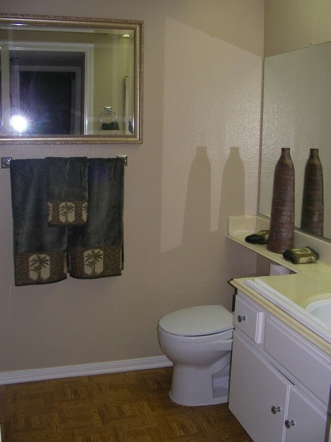 Building Photo - Ground Floor Condo - Available For Lease!