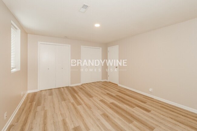 Building Photo - 402 Maple Ave