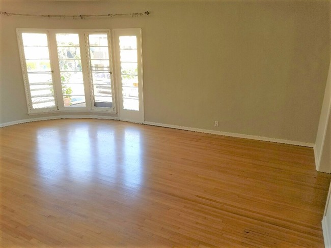 Bright Spacious Livingroom - 839 N Alfred St