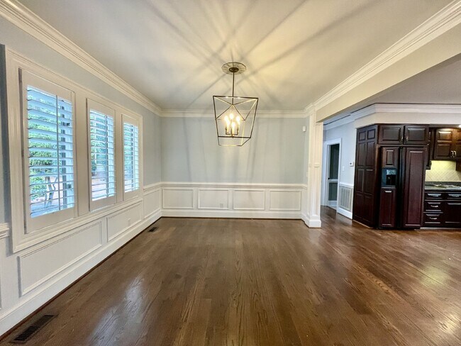 Building Photo - 4 Bed, 4 And A Half Bath Nest In Haymount