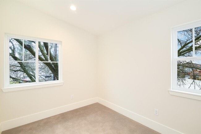 Building Photo - NEWER HOME -4 BED, 3.5 BATHS, 2 CAR GARAGE DOWNTOWN LIVING