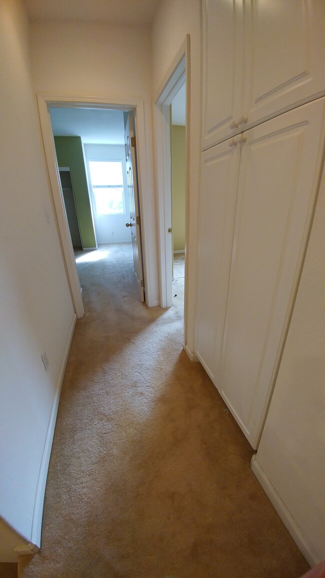 Building Photo - 844 Towne Dr