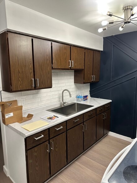 Building Photo - 2008 Military St