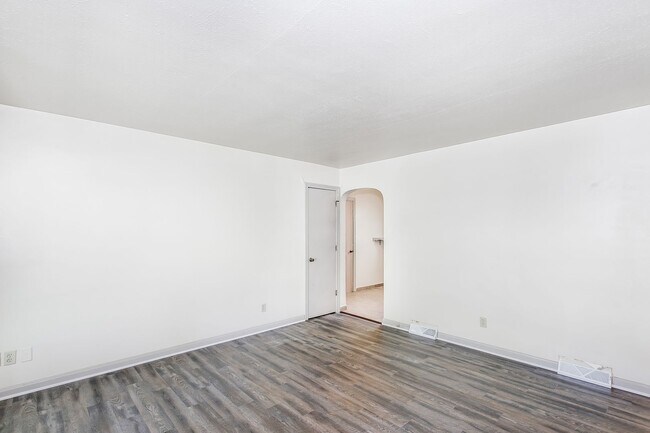 Building Photo - Cozy 2 Bedroom for Fall