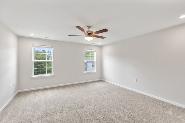 Building Photo - **End Unit 3/3 Townhome in Great Location**