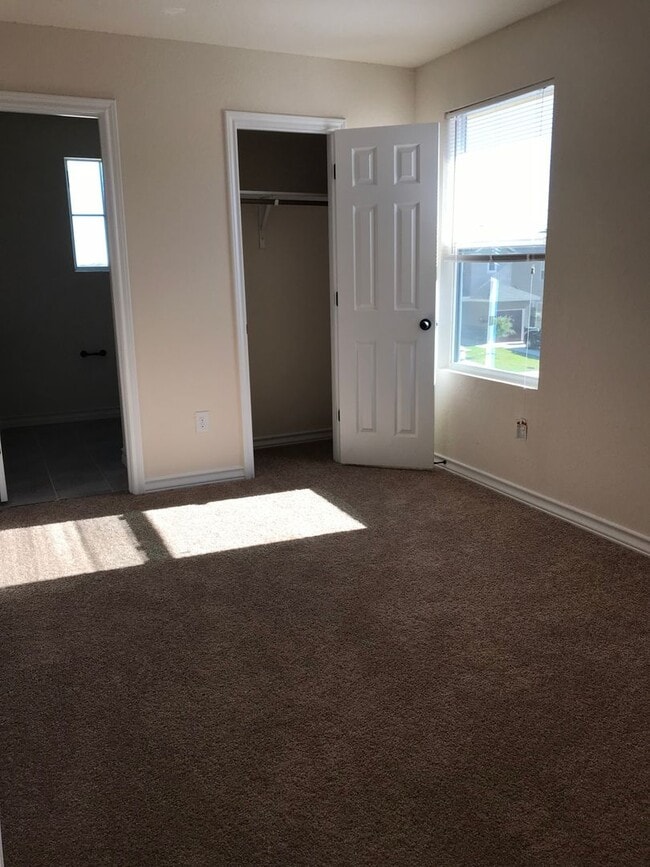 Building Photo - Town home for rent