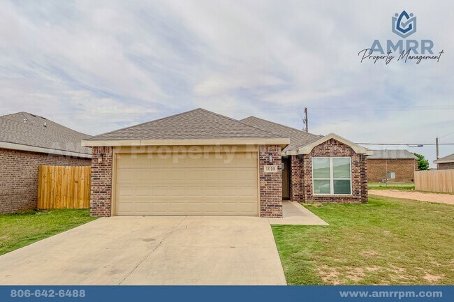 Building Photo - 4 Bedroom Available SOON!