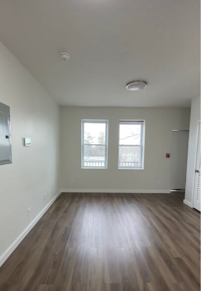 Building Photo - 5001 Oxford Ave