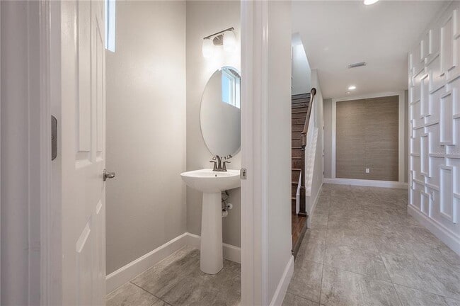 Building Photo - 7212 Paradiso Dr