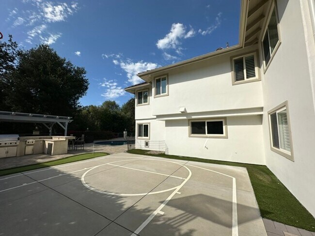 Building Photo - 1635 Larkfield Ave