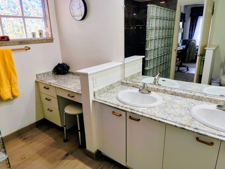 Double sink and make-up station - 106 Siena Way