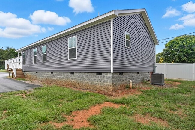 Building Photo - 2102 24th St NE