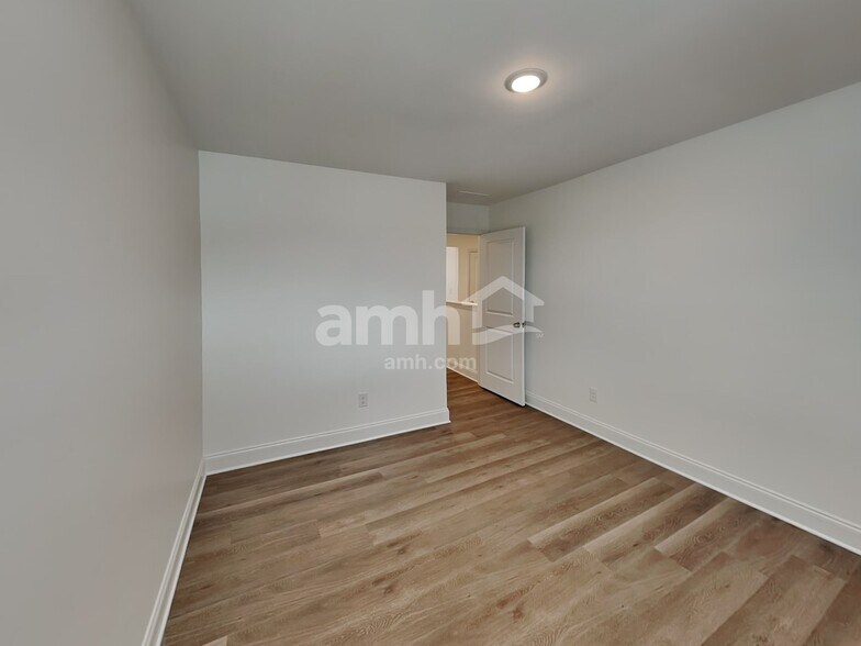 Building Photo - 301 Sharpe Ct